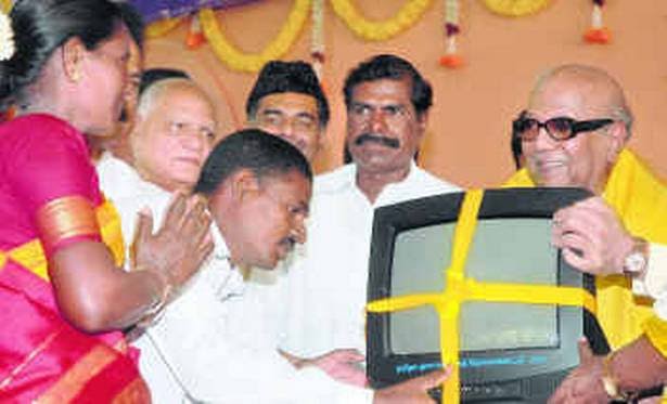 Kalaingar karunanithi distribute free TV to Tamilnadu People