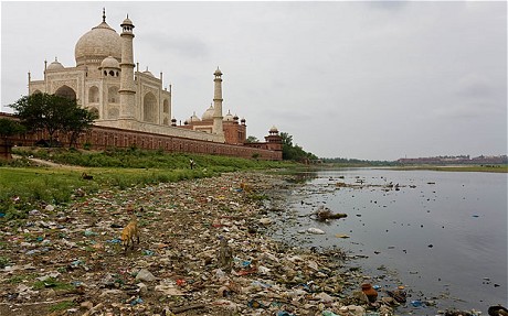 Pollution around Tajmahal Yamuna river