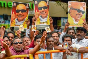 கருணாநிதி மறைவுக்காக கதறி அழும் தொண்டர்கள்