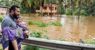 முதியவயது பெண்ணை சுமந்துசெல்லும் நபர்