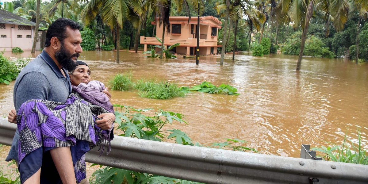 முதியவயது பெண்ணை சுமந்துசெல்லும் நபர்
