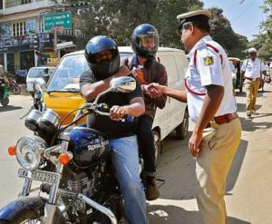 இருவரும் ஹெல்மெட் அணிந்திருப்பதை பாராட்டும் போலீசார்