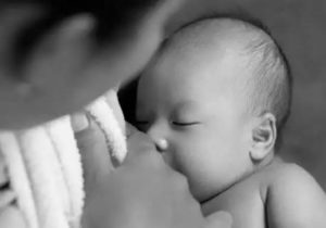 தாய்ப்பால் அருந்திடும் குழந்தை