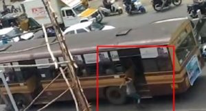 பொது இடத்தில் தாக்கிக்கொண்ட கல்லூரி மாணவர்கள்